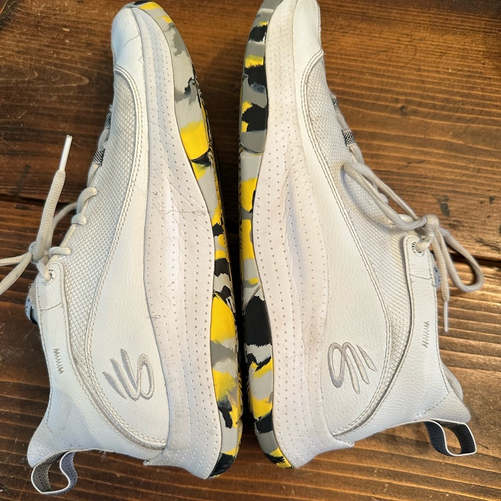 Curry 3Z5 basketball sneakers